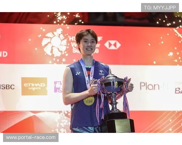 陈雨菲领奖台含泪不甘遗憾展现坚韧精神期待未来再战顶峰